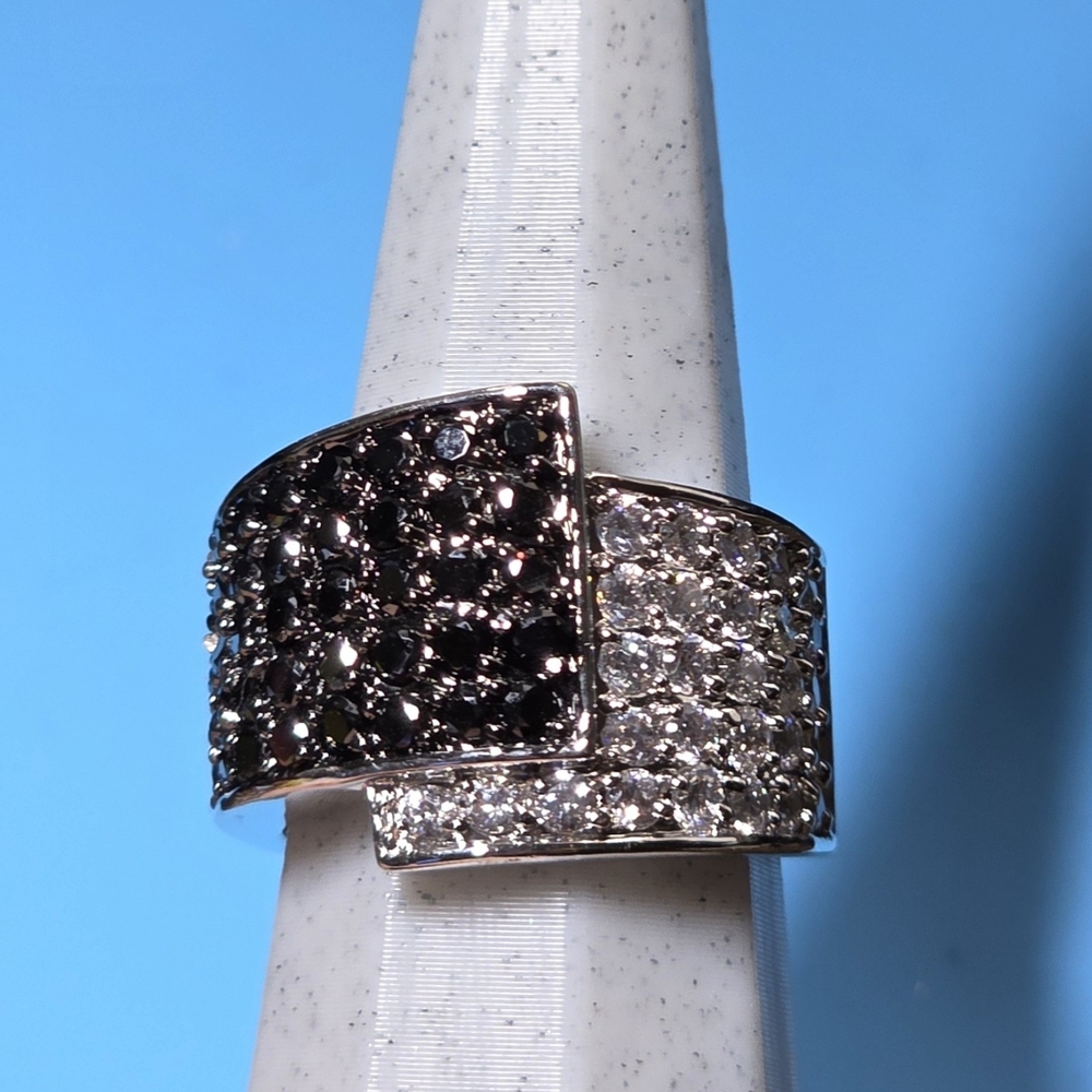 Elegant Silver and Black Women's Ring